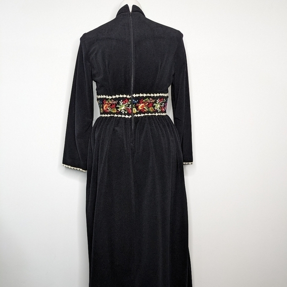 Vintage Lori Till black velvet colorful floral embroidered maxi dress 10/12 - Picture 9 of 11